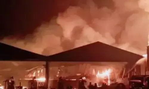 Petugas padamkan kebakaran gudang limbah Karawang selama delapan jam Petugas padamkan kebakaran gudang limbah Karawang selama delapan jam