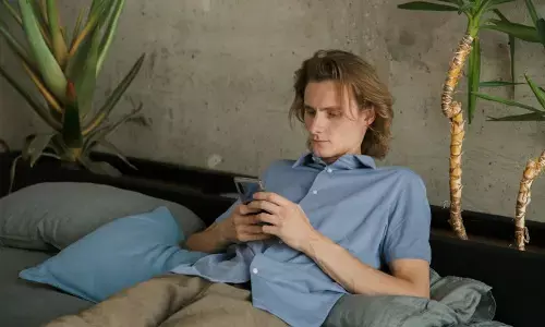 Dampak psikologis jika terlalu sering curhat ke AI Dampak psikologis jika terlalu sering curhat ke AI