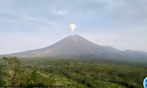Gunung Semeru dua kali erupsi disertai letusan setinggi 700 meter Gunung Semeru dua kali erupsi disertai letusan setinggi 700 meter