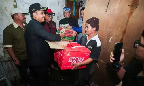 Pemkot Bandung perbaiki rumah warga yang roboh akibat hujan deras Pemkot Bandung perbaiki rumah warga yang roboh akibat hujan deras