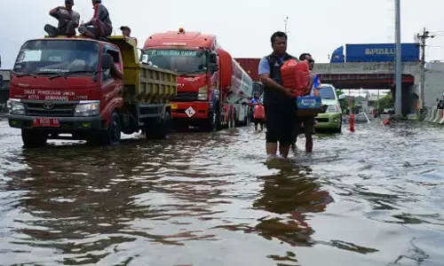 Dua hari terjebak banjir, sopir truk lega dapat bantuan makan dari Pemprov Jateng Dua hari terjebak banjir, sopir truk lega dapat bantuan makan dari Pemprov Jateng