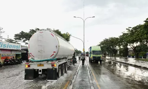 Kemacetan jalur Demak-Semarang terurai, Pemprov Jateng dan kepolisian atur di titik banjir Kemacetan jalur Demak-Semarang terurai, Pemprov Jateng dan kepolisian atur di titik banjir