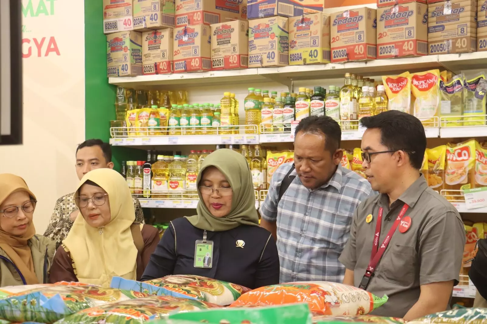Jumat pertama gerakan ASN belanja ke pasar dilaksanakan di Pasar Kliwon Jumat pertama gerakan ASN belanja ke pasar dilaksanakan di Pasar Kliwon