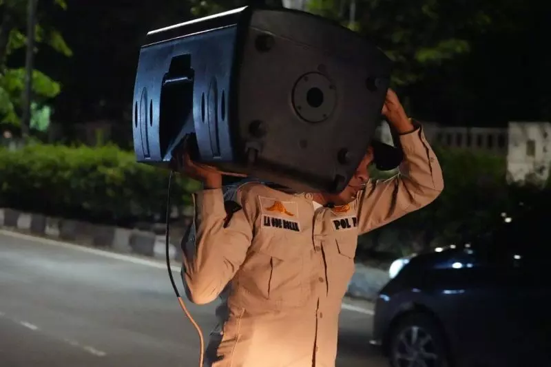 Satpol PP tertibkan pedagang yang gunakan pengeras suara di Jakut Satpol PP tertibkan pedagang yang gunakan pengeras suara di Jakut