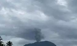 Gunung Ibu di Halbar semburkan abu vulkanik setinggi 900 meter