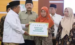 BAZNAS RI salurkan 50 laptop untuk 50 madrasah di Jepara