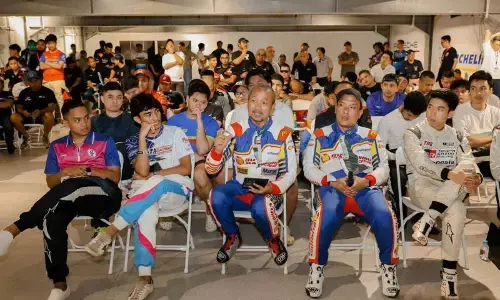 Puluhan pembalap mobil mulai adu kecepatan di Sirkuit Mandalika