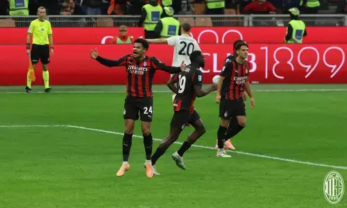 Zachary Athekame antarkan AC Milan lepas dari tekanan Pisa Zachary Athekame antarkan AC Milan lepas dari tekanan Pisa