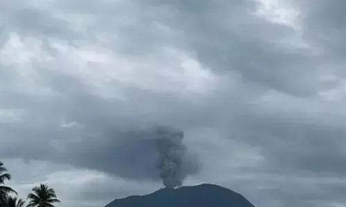 Gunung Ibu di Halbar semburkan abu vulkanik setinggi 900 meter Gunung Ibu di Halbar semburkan abu vulkanik setinggi 900 meter