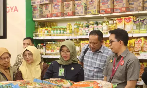 Jumat pertama gerakan ASN belanja ke pasar dilaksanakan di Pasar Kliwon Jumat pertama gerakan ASN belanja ke pasar dilaksanakan di Pasar Kliwon