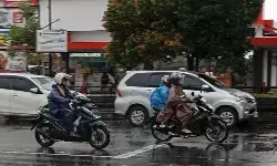 Minggu, sebagian besar wilayah Indonesia diprakirakan diguyur hujan ringan