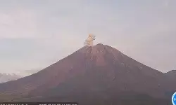 Gunung Semeru kembali erupsi, letusan capai 700 meter Gunung Semeru kembali erupsi, letusan capai 700 meter