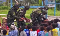 Satgas Yonif 521/DY beri makanan bagi anak Papua wujud cinta kasih Satgas Yonif 521/DY beri makanan bagi anak Papua wujud cinta kasih