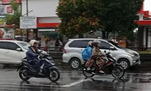 Minggu, sebagian besar wilayah Indonesia diprakirakan diguyur hujan ringan