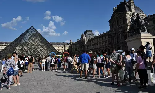 Prancis kerahkan 100 penyidik usai terjadi pembobolan di Museum Louvre Prancis kerahkan 100 penyidik usai terjadi pembobolan di Museum Louvre
