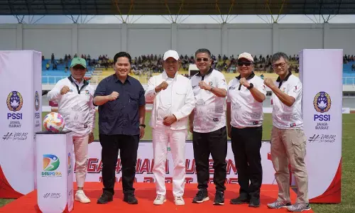 Erick Thohir dan KDM Kick Off Liga 4 Piala Gubernur Jawa Barat 2025 di Garut Erick Thohir dan KDM Kick Off Liga 4 Piala Gubernur Jawa Barat 2025 di Garut