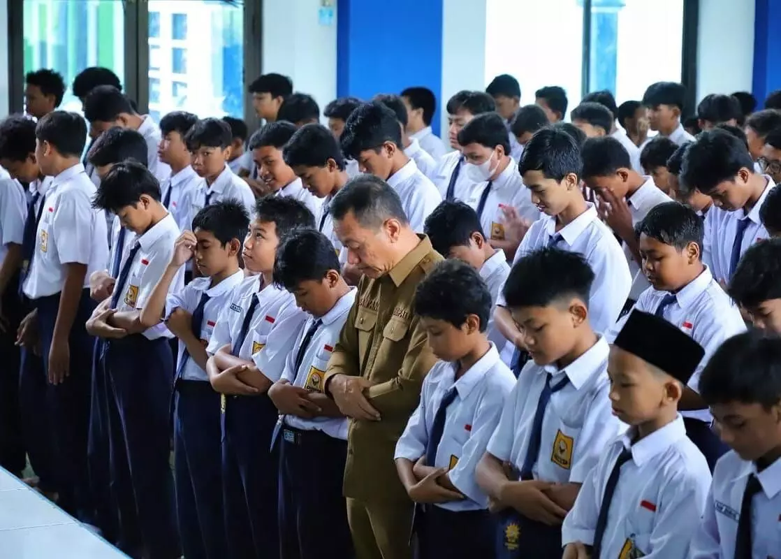 Tanamkan nilai religius dan semangat belajar, Bupati Kudus Salat Dhuha bersama siswa Tanamkan nilai religius dan semangat belajar, Bupati Kudus Salat Dhuha bersama siswa
