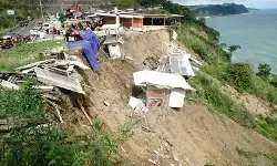 Longsor di JLS Tulungagung sebabkan dua warung jatuh ke jurang Longsor di JLS Tulungagung sebabkan dua warung jatuh ke jurang