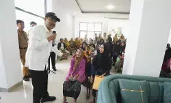 Mensos Gus Ipul cek penyaluran bansos di Bandung, pastikan tepat sasaran Mensos Gus Ipul cek penyaluran bansos di Bandung, pastikan tepat sasaran