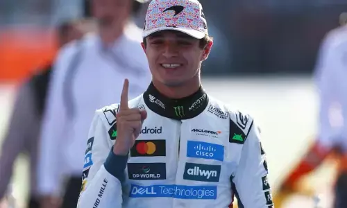 Norris bawa pulang trofi juara dari GP Meksiko 2025 Norris bawa pulang trofi juara dari GP Meksiko 2025