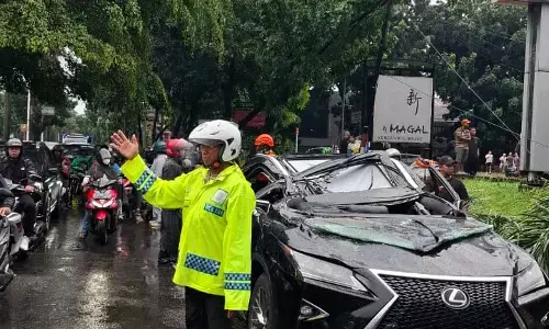 Hujan deras dan angin kencang, timbulkan korban jiwa di Jakarta Selatan