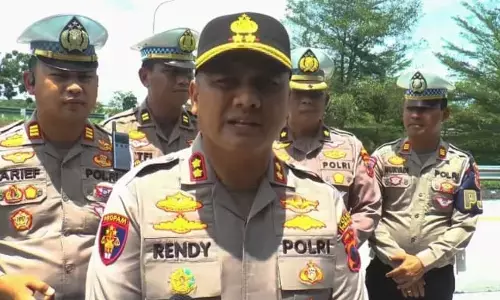 Tim gabungan lakukan olah TKP laka tunggal bus di exit Tol Pemalang. Tim gabungan lakukan olah TKP laka tunggal bus di exit Tol Pemalang.