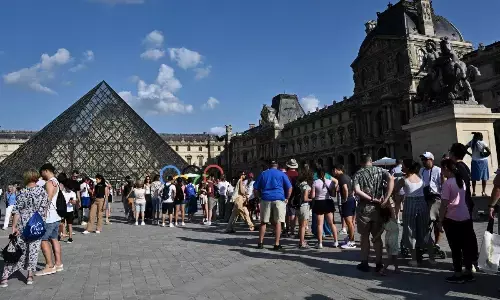 Pelaku pembobolan Museum Louvre Paris akhirnya ditangkap Pelaku pembobolan Museum Louvre Paris akhirnya ditangkap