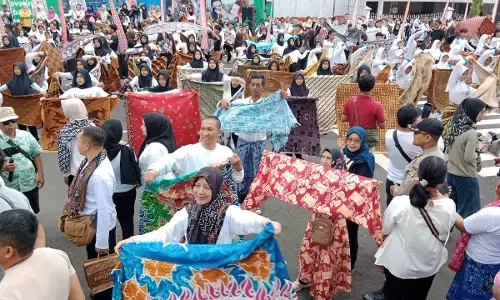 Flashmob Harmoni Pesona Batik Pemkot Magelang tercatat di Museum Rekor Dunia Flashmob Harmoni Pesona Batik Pemkot Magelang tercatat di Museum Rekor Dunia