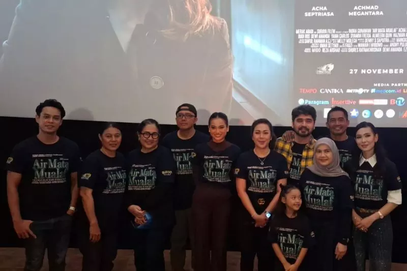 Acha Septriasa terenyuh saat ucapkan syahadat di film Air Mata Mualaf Acha Septriasa terenyuh saat ucapkan syahadat di film Air Mata Mualaf
