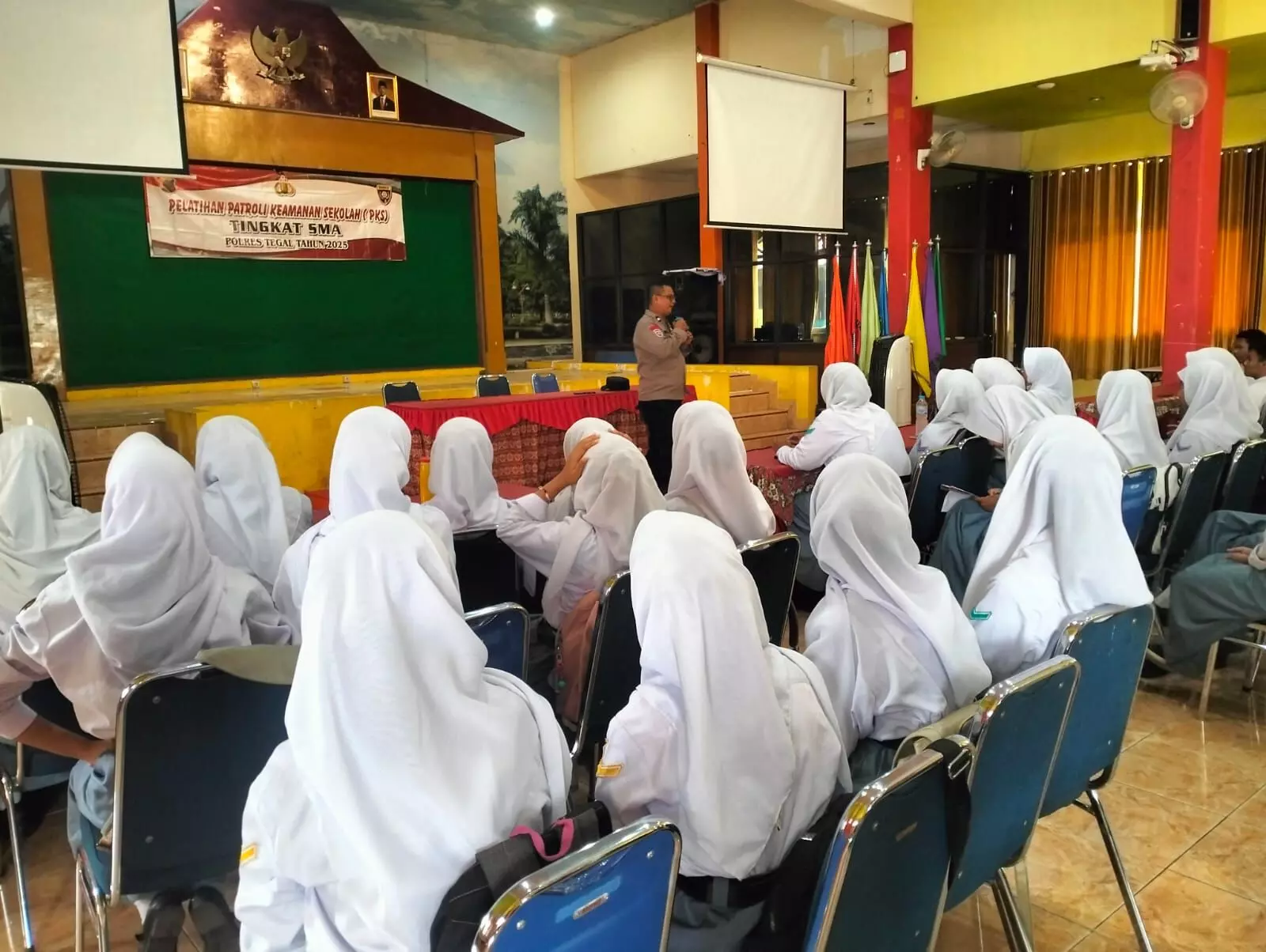 Tim Binluh Polres Tegal edukasi pelajar SMKN 2 Slawi tentang bahaya kenakalan remaja Tim Binluh Polres Tegal edukasi pelajar SMKN 2 Slawi tentang bahaya kenakalan remaja