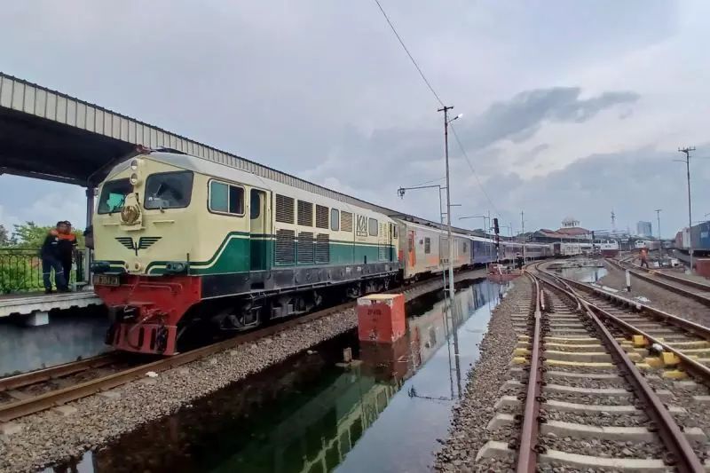 Hujan akibatkan jalur rel Stasiun Semarang Tawang-Alastua tergenang Hujan akibatkan jalur rel Stasiun Semarang Tawang-Alastua tergenang