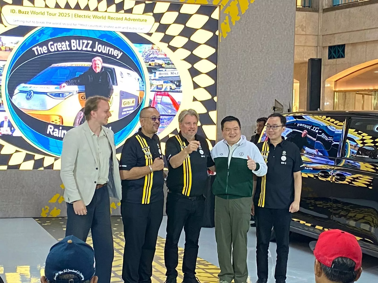 Lintasi 75 negara, Ekspedisi ID. BUZZ World tour Volkswagen sambangi Indonesia