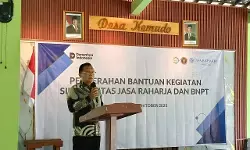 Bentuk kehadiran negara, BNPT dan Jasa Raharja beri beasiswa dan alat kerja di Jateng