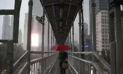 Warga keluhkan gelapnya JPO Halte Transjakarta Cawang Baru