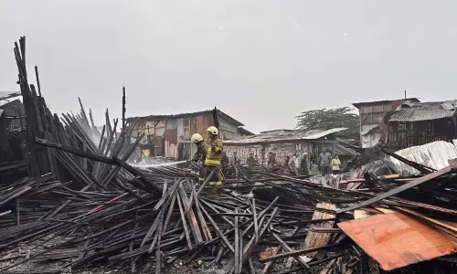 Damkar Bandung kerahkan 14 mobil atasi kebakaran kios kayu di Sukahaji Damkar Bandung kerahkan 14 mobil atasi kebakaran kios kayu di Sukahaji