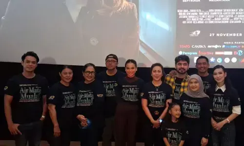 Acha Septriasa terenyuh saat ucapkan syahadat di film Air Mata Mualaf Acha Septriasa terenyuh saat ucapkan syahadat di film Air Mata Mualaf