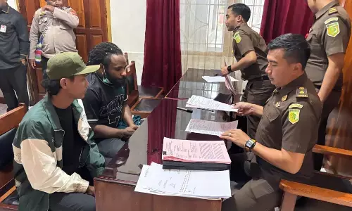 Polri serahkan tersangka dan barang bukti kasus penembakan Brigpol Ronald Enok ke JPU