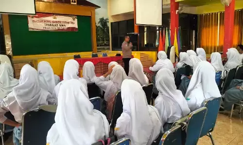 Tim Binluh Polres Tegal edukasi pelajar SMKN 2 Slawi tentang bahaya kenakalan remaja Tim Binluh Polres Tegal edukasi pelajar SMKN 2 Slawi tentang bahaya kenakalan remaja
