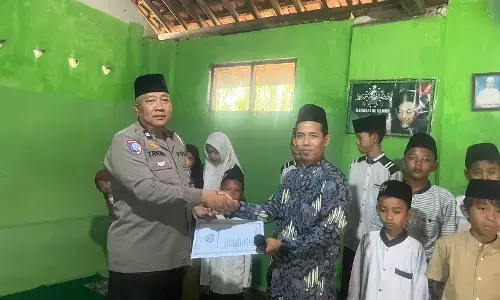 Peduli sosial, Satlantas Polres Tegal beri santunan 50 anak yatim piatu Peduli sosial, Satlantas Polres Tegal beri santunan 50 anak yatim piatu