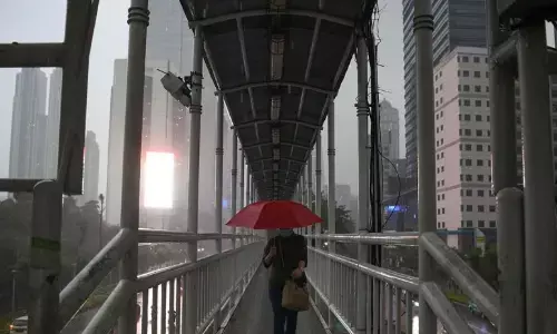 Warga keluhkan gelapnya JPO Halte Transjakarta Cawang Baru Warga keluhkan gelapnya JPO Halte Transjakarta Cawang Baru