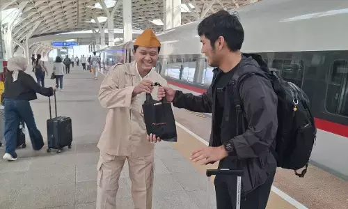 KCIC peringati semangat Sumpah Pemuda bersama penumpang Whoosh KCIC peringati semangat Sumpah Pemuda bersama penumpang Whoosh