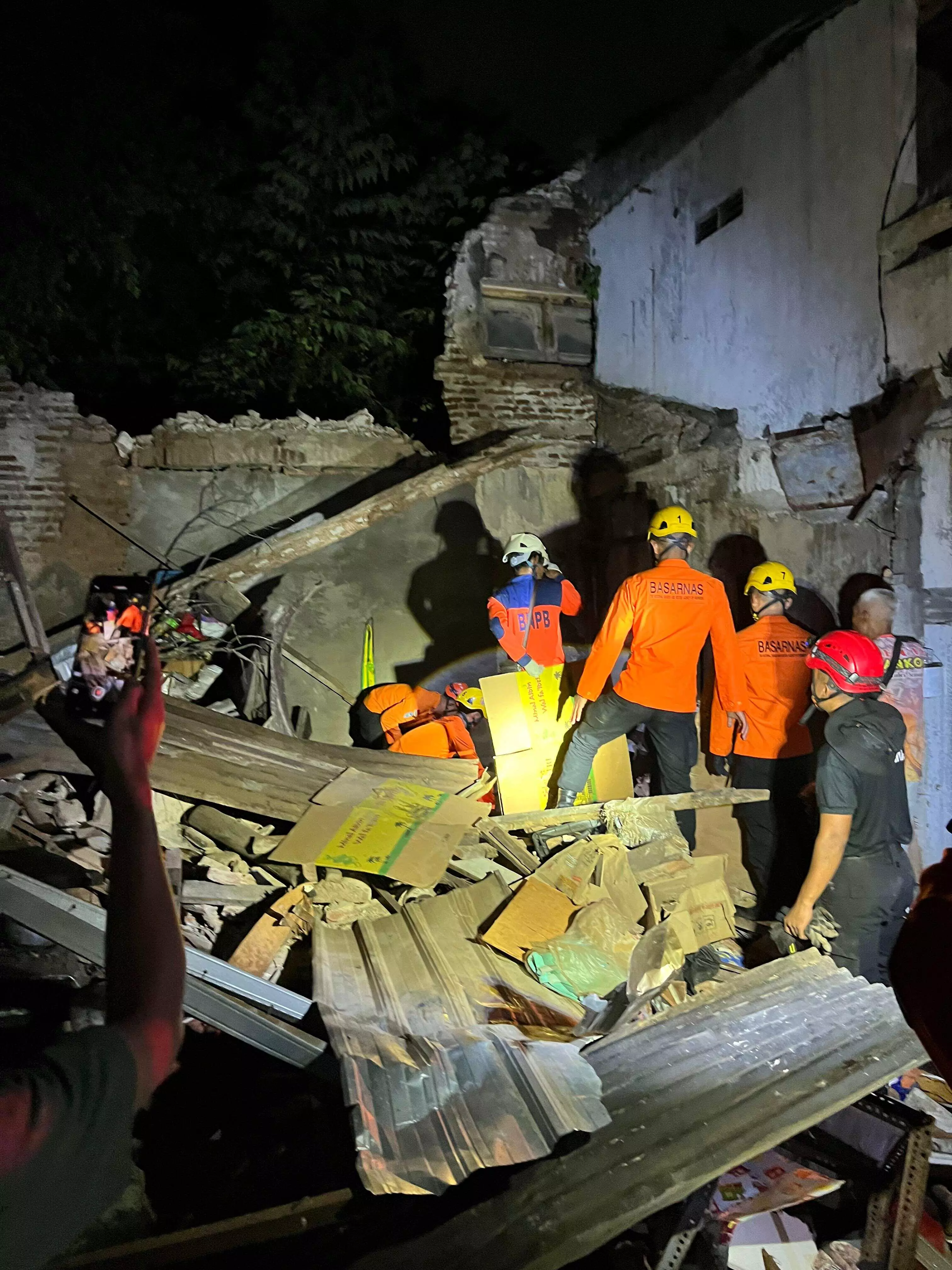 Tim SAR evakuasi 5 warga tertimpa reruntuhan rumah di Semarang Tim SAR evakuasi 5 warga tertimpa reruntuhan rumah di Semarang