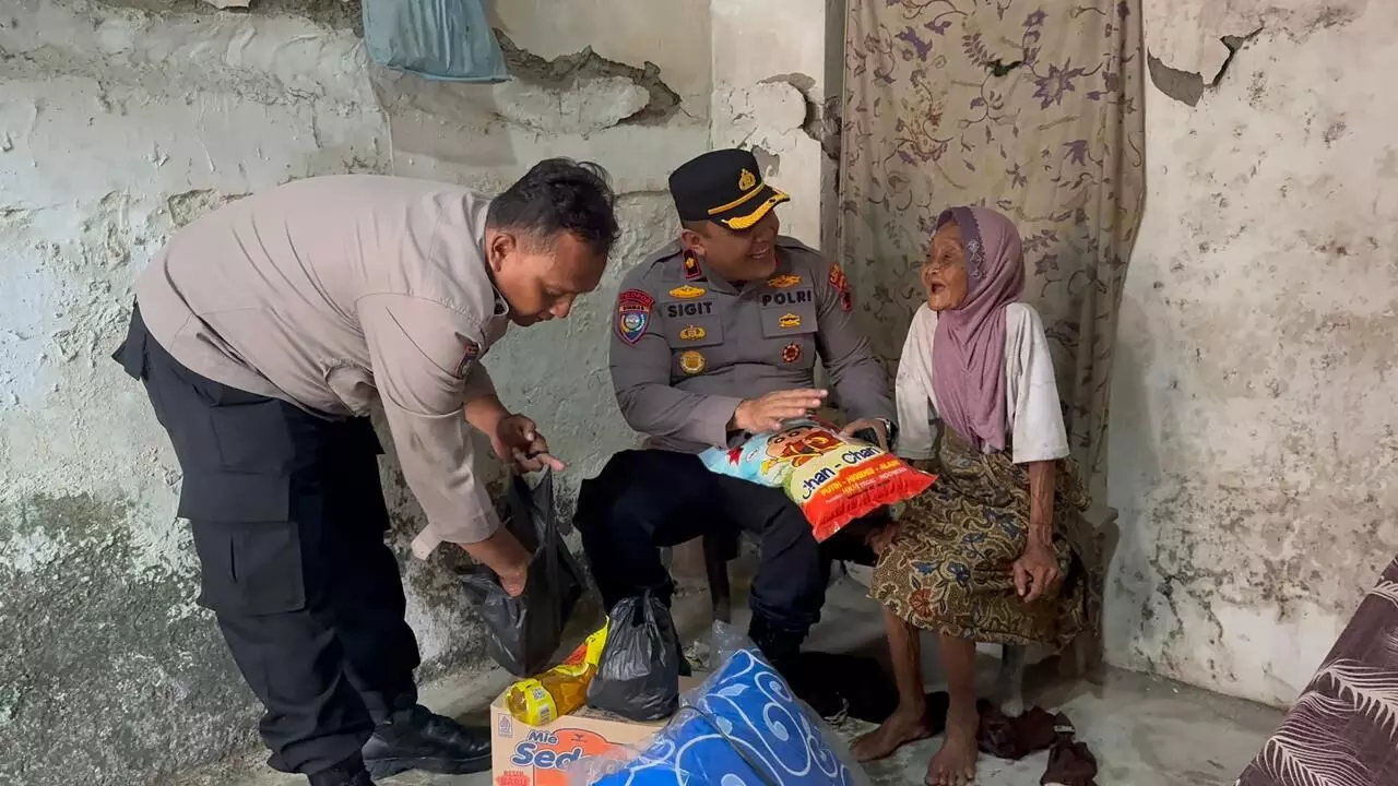 Polres Tegal Kota gerak cepat bantu dua lansia luput dari bantuan sosial Polres Tegal Kota gerak cepat bantu dua lansia luput dari bantuan sosial