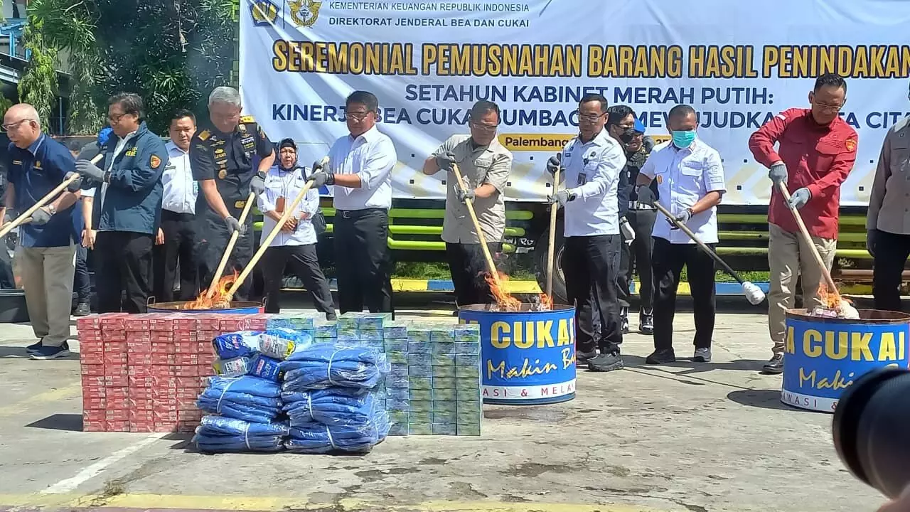 Bea Cukai Sumbagtim musnahkan barang ilegal rokok dan miras senilai Rp19,32 miliar Bea Cukai Sumbagtim musnahkan barang ilegal rokok dan miras senilai Rp19,32 miliar