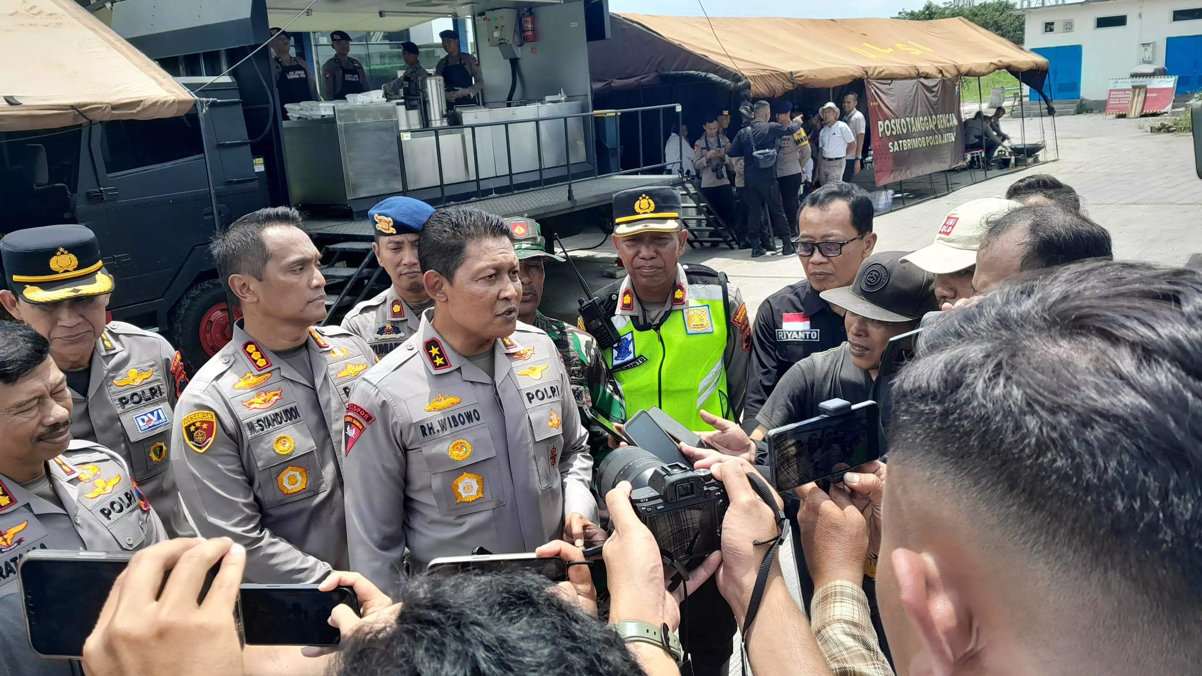 Kapolda Jateng tinjau lokasi banjir di jalur Pantura Kaligawe Semarang Kapolda Jateng tinjau lokasi banjir di jalur Pantura Kaligawe Semarang