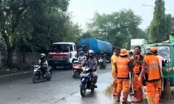 Gulkarmat Jaktim bersihkan tumpahan minyak di Jalan Raya Cakung
