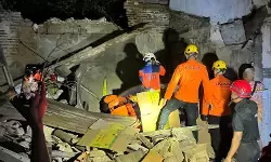 Tim SAR evakuasi 5 warga tertimpa reruntuhan rumah di Semarang