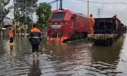 16 perjalanan KA dibatalkan akibat banjir rendam jalur rel di Semarang 16 perjalanan KA dibatalkan akibat banjir rendam jalur rel di Semarang