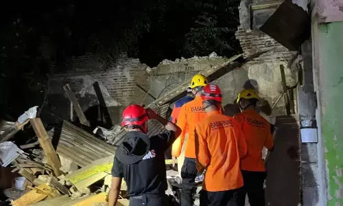 SAR gabungan evakuasi lima orang tertimpa rumah roboh di Semarang SAR gabungan evakuasi lima orang tertimpa rumah roboh di Semarang