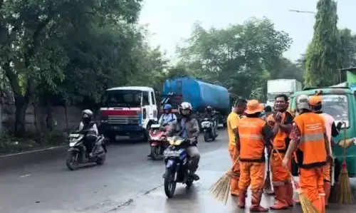 Gulkarmat Jaktim bersihkan tumpahan minyak di Jalan Raya Cakung Gulkarmat Jaktim bersihkan tumpahan minyak di Jalan Raya Cakung